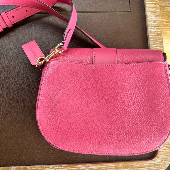 Pink leather crossbody bag from Coach with champagne hardware - Picture 3 of 9